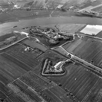 Luchtfoto van Fort Honswijk gezien vanuit het zuidoosten in 1977 (1). Bron: Rijksdienst voor het Cultureel Erfgoed te Amersfoort.