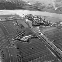 Luchtfoto van Fort Honswijk gezien vanuit het zuidoosten in 1977 (3). Bron: Rijksdienst voor het Cultureel Erfgoed te Amersfoort.