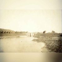 Gezicht op het toevoerkanaal bij Fort Honswijk te Schalkwijk uit het zuiden; met op de achtergrond de hoofdwal van het fort, de inundatiesluis en de Lekdijk in 1894. Bron: Het Utrechts Archief, Catalogusnummer: 220727.