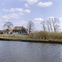 Gezicht op de boerderij De Boeije (Vossegatsedijk 2) te Bunnik, met op de voorgrond de Kromme Rijn in 1970-1975, door H. Dam. Bron: HUA, catalogusnummer: 859622.
