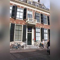 Grachtenpand aan de Kromme Nieuwegracht nr. 20 te Utrecht. Eerder in bezit geweest van Willem René baron van Tuyll van Serooskerken. Bron: Wikimedia Commons.