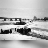 De bevroren rivier de Lek gezien vanaf de Culemborgse kant in de winter van 1962-1963. Maker: onbekend.