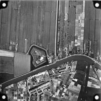 Verticale luchtfoto van Fort De Klop, Klopdijk, Vecht en de omgeving van de Prinses Irenelaan te Utrecht in 1948-1952. Bron: Het Utrechts Archief, catalogusnummer: 84963.