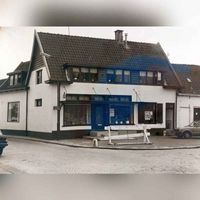Gezicht op de vroegere slagerij Van Zijl, heden Dorpsapotheek Boiits aan het Plein 15, maar dan gezien in 1989. Foto: O.J. Wttewaall. Bron: RAZU, 033.
