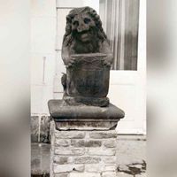 Een van de stenen leeuwen die vroeger op één van de toegangshekpijlers hebben gestaan bij de hoofdingang van het landgoed Oud-Wulven. Foto: O.J. Wttewaall, 1985.