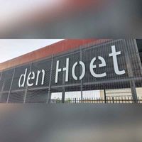 De naam 'Den Hoet' achter het brandweerhuis in Leidsche Rijn in september 2023. Foto: Sander van Scherpenzeel.