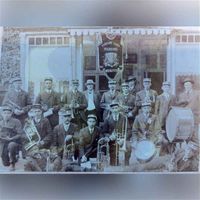 Het fanfarekorps van Schalkwijk genaamd, Wilhelmina op het landgoed Wickenburgh bij de serre van het huis. Bron: RAZU, 386.
