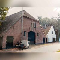 De achterkant van boerderij Het Blauwe Huis (Nieuwe Houtenseweg nr. 55), door zorgorganisatie Lister ,,De Boerderij'' genoemd. Bron: HUA.