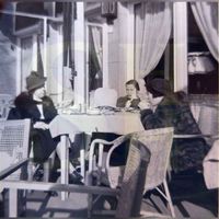 Christine Wilhelmine Isabelle Wttewaall van Stoetwegen met een aantal vriendinnen in 1939 aan de koffie in Zeist restaurant/Hotel Figi. Bron: NA.