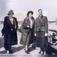 Christine Wilhelmine Isabelle Wttewaall van Stoetwegen met een aantal vriendinnen in 1939 op het veer bij Wijk bij Duurstede. Bron: NA.