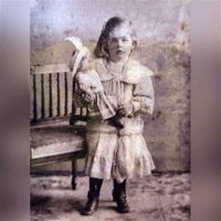 Portret van Christine Wilhelmine Isabelle Wttewaall van Stoetwegen als jong meisje in ca. 1905. Bron: NA.