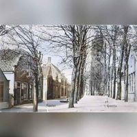 Gezicht op 't Groentje (bomenlaan aan de westzijde van het Plein) met rechts de school en zicht op de Nederlands-hervormde kerk in 1921. Bron: RAZU, 353.