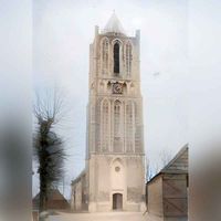 De toren van de nederlands-hervormde kerk gezien vanaf de Burgemeester Wallerweg. Rechts een gedeelte van de doorrijschuur van De Engel. Links een schapenschuur. Foto uit ca. 1890. Bron: RAZU/RCE.